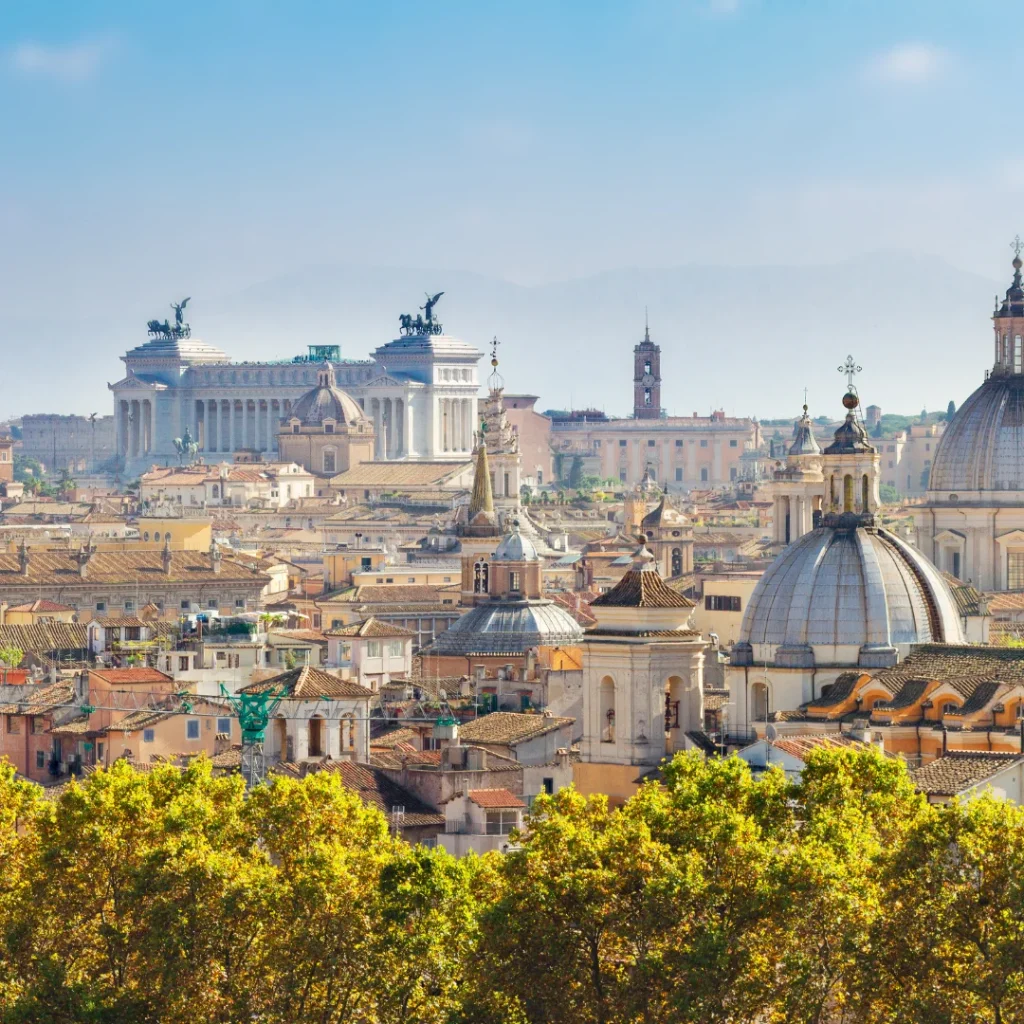 Vista sui tetti e sulle cupole di una città storica in autunno