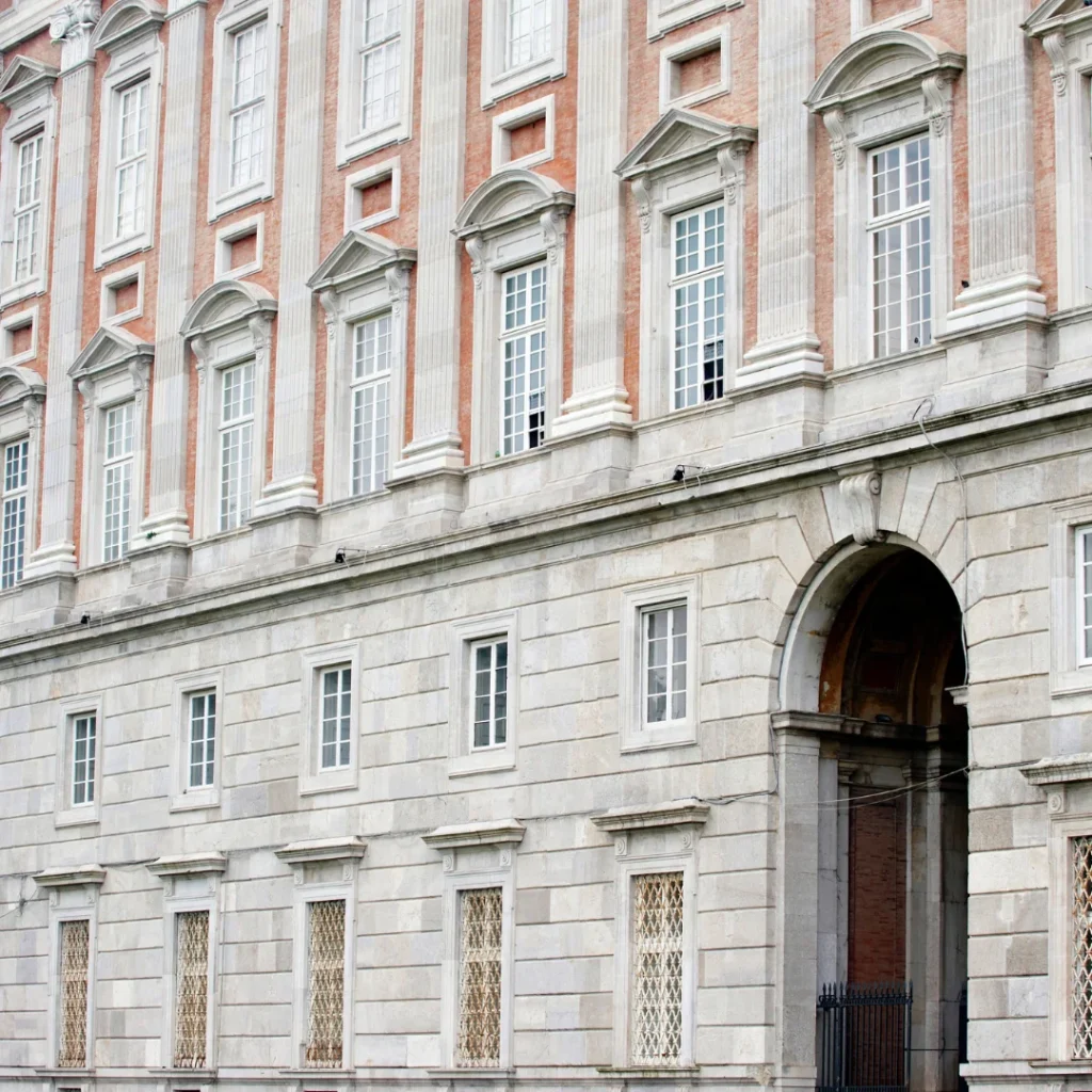Facciata di un grande palazzo storico con finestre e arco