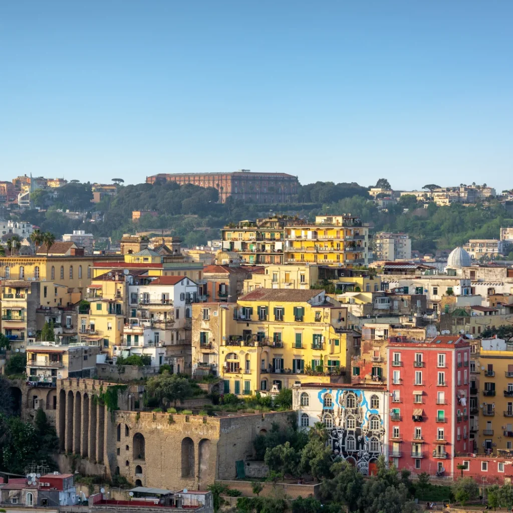 Centro storico affacciato su una collina, con case colorate in primo piano
