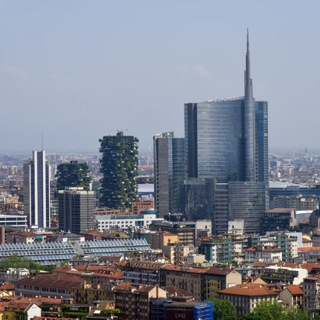 Skyline moderno con grattacieli e case basse sotto un cielo limpido