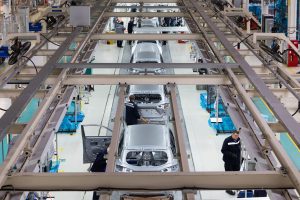 Linea di assemblaggio automobilistica vista dall'alto in uno stabilimento moderno