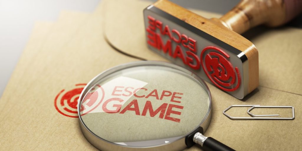Timbro e lente d'ingrandimento su una busta con la scritta Escape Game