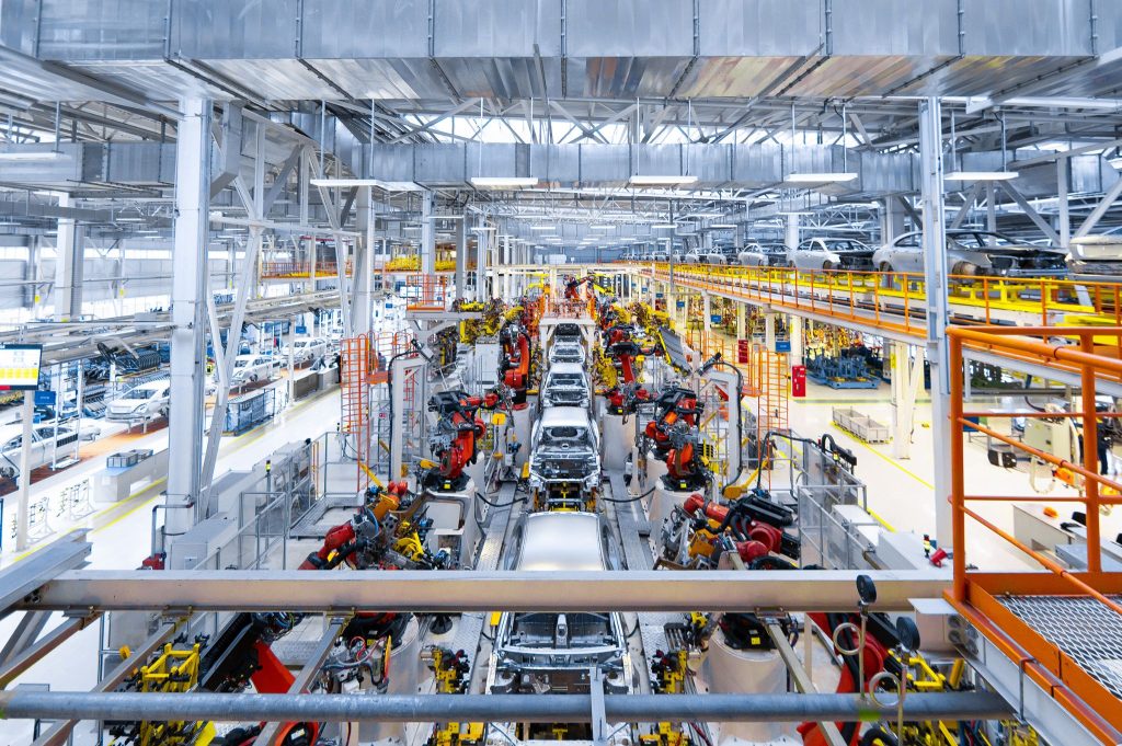 Linea di produzione automobilistica con robot industriali vista dall'alto