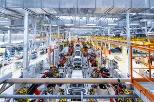 Linea di produzione automobilistica con robot industriali vista dall'alto
