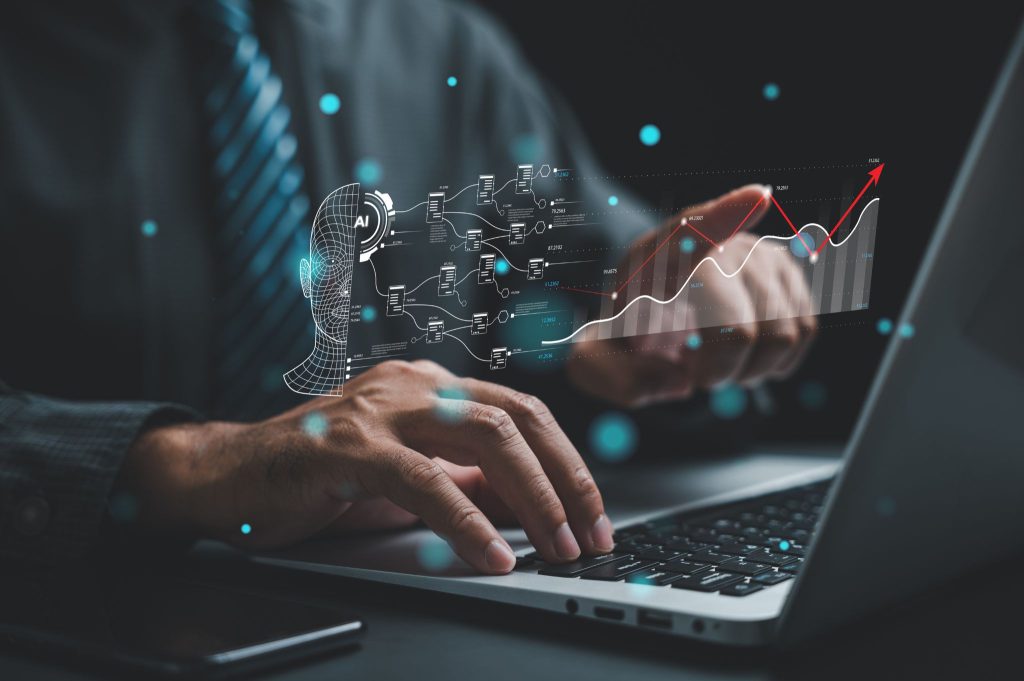 Mani su un portatile con grafiche digitali di intelligenza artificiale sovrapposte