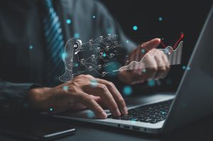 Mani su un portatile con grafiche digitali di intelligenza artificiale sovrapposte